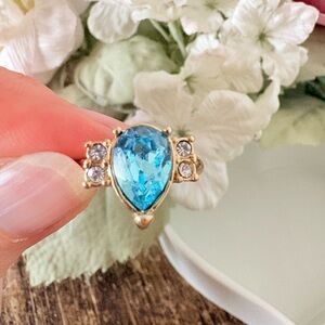 Avon 1992 Blue Crystal Teardrop Ring Size 8 Gold Tone Statement Vintage NIB 377